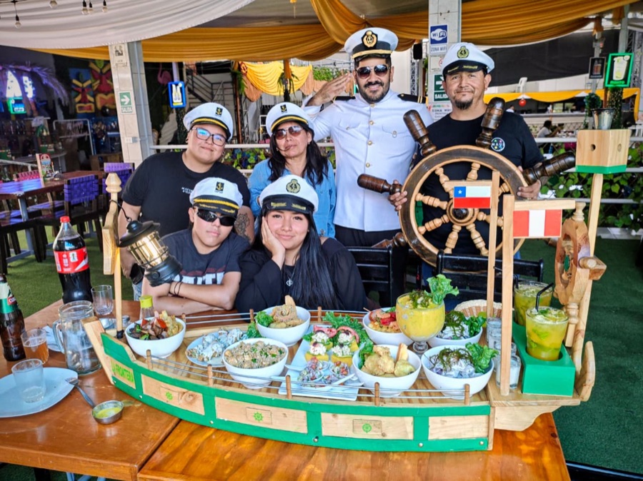 Familia disfrutando el barco