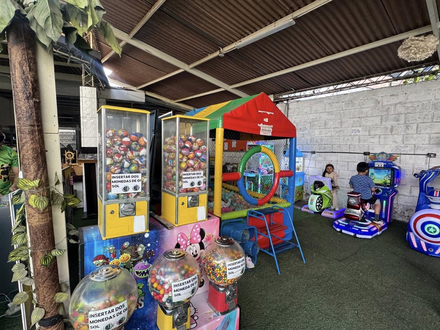 Zona arcade y piscina de pelotas